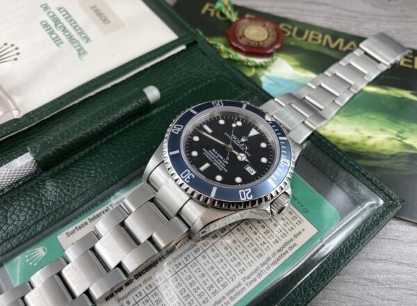 Esemplare di orologio Rolex seadweller 16600 con scatola garanzia e accessori