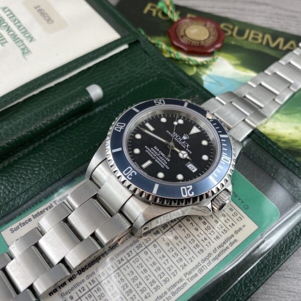Esemplare di orologio Rolex seadweller 16600 con scatola garanzia e accessori